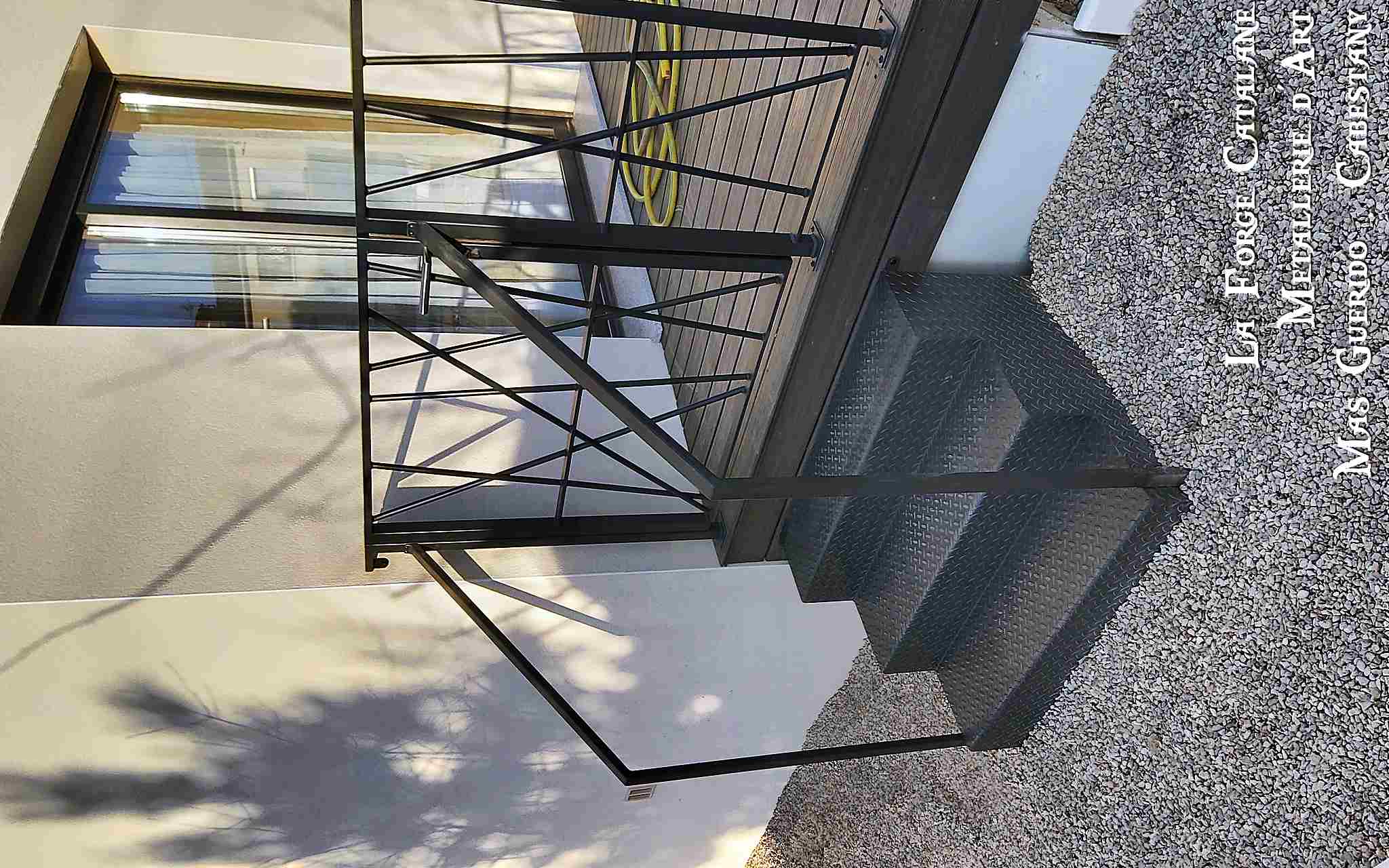 escalier en tole larmee avec portillon et garde corps barreaudage entremeles forge catalane.jpg